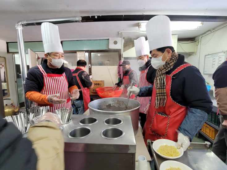 제천시인재육성재단 이사, 사랑의 점심 나누기 무료 급식 봉사 참여 이미지