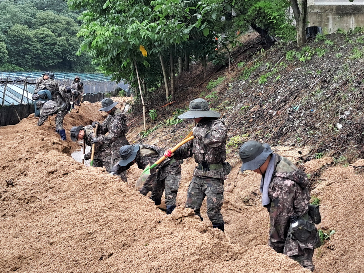 육군 제3105부대 제천대대 의림지동 호우피해 복구작전 장병 20여명 투입 이미지 1