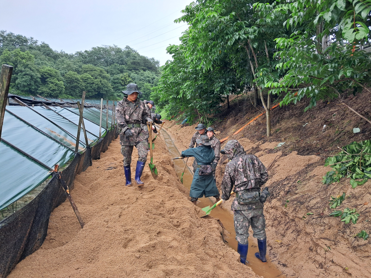 육군 제3105부대 제천대대 의림지동 호우피해 복구작전 장병 20여명 투입 이미지 2