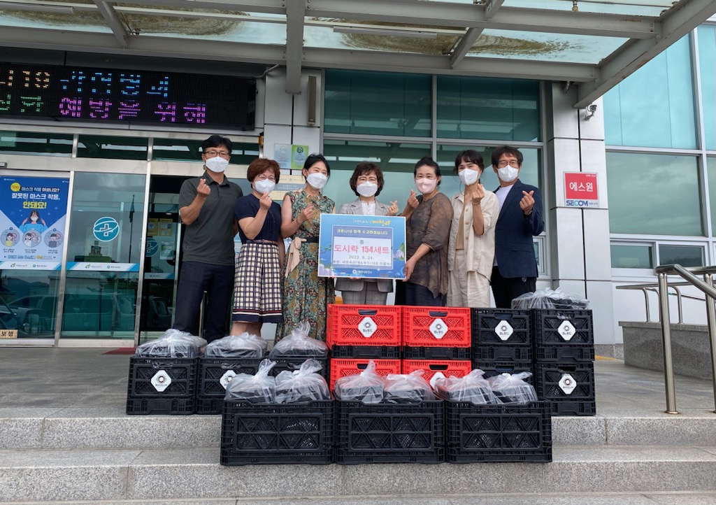 제천 세종축산, 보건소에 도시락154개 전달 이미지 2