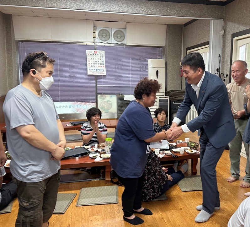 제천시 신백동 바르게살기위원회, 관내 학생 3명에 사랑의 장학금 전달 이미지 1