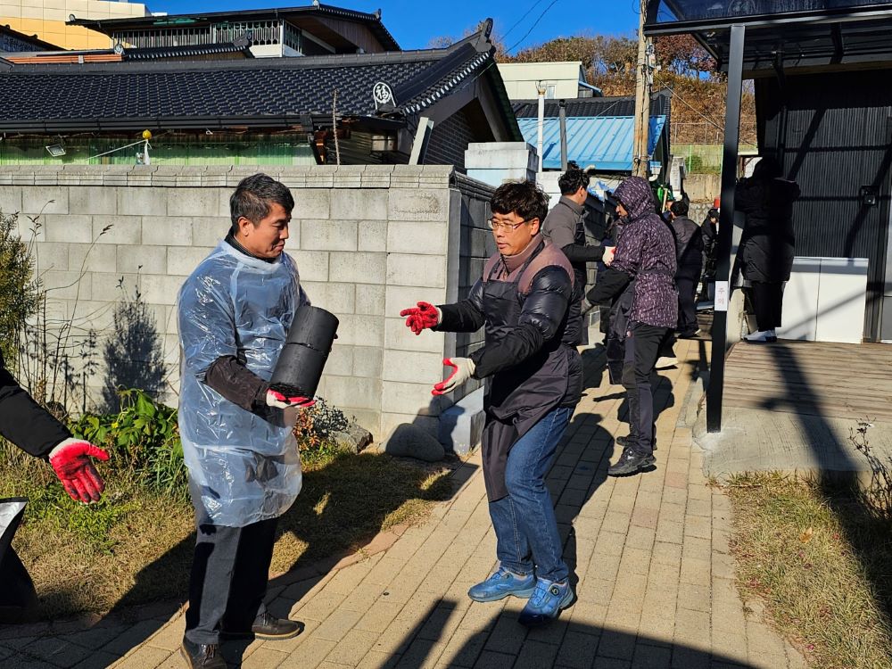 제천시 학원연합회·제천교육지원청,‘사랑의 연탄 나눔’봉사활동 전개 이미지 2