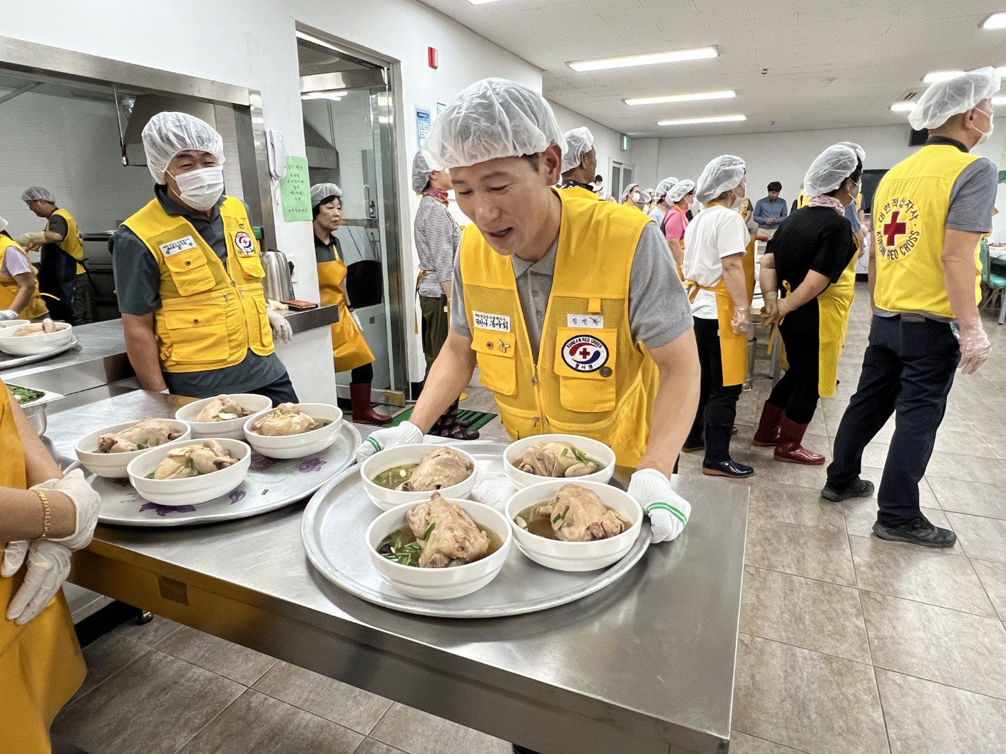 아세아시멘트와 함께하는 적십자 제천지구협의회 초복맞이 삼계탕 나눔 봉사 이미지 2
