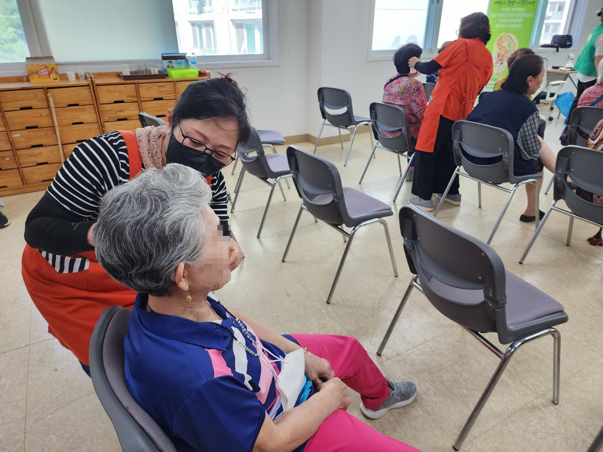 직‧공장새마을운동제천시협의회, 제천종합사회복지관에서 지역어르신 대상으로 미용‧이혈 봉사 실시 이미지 2