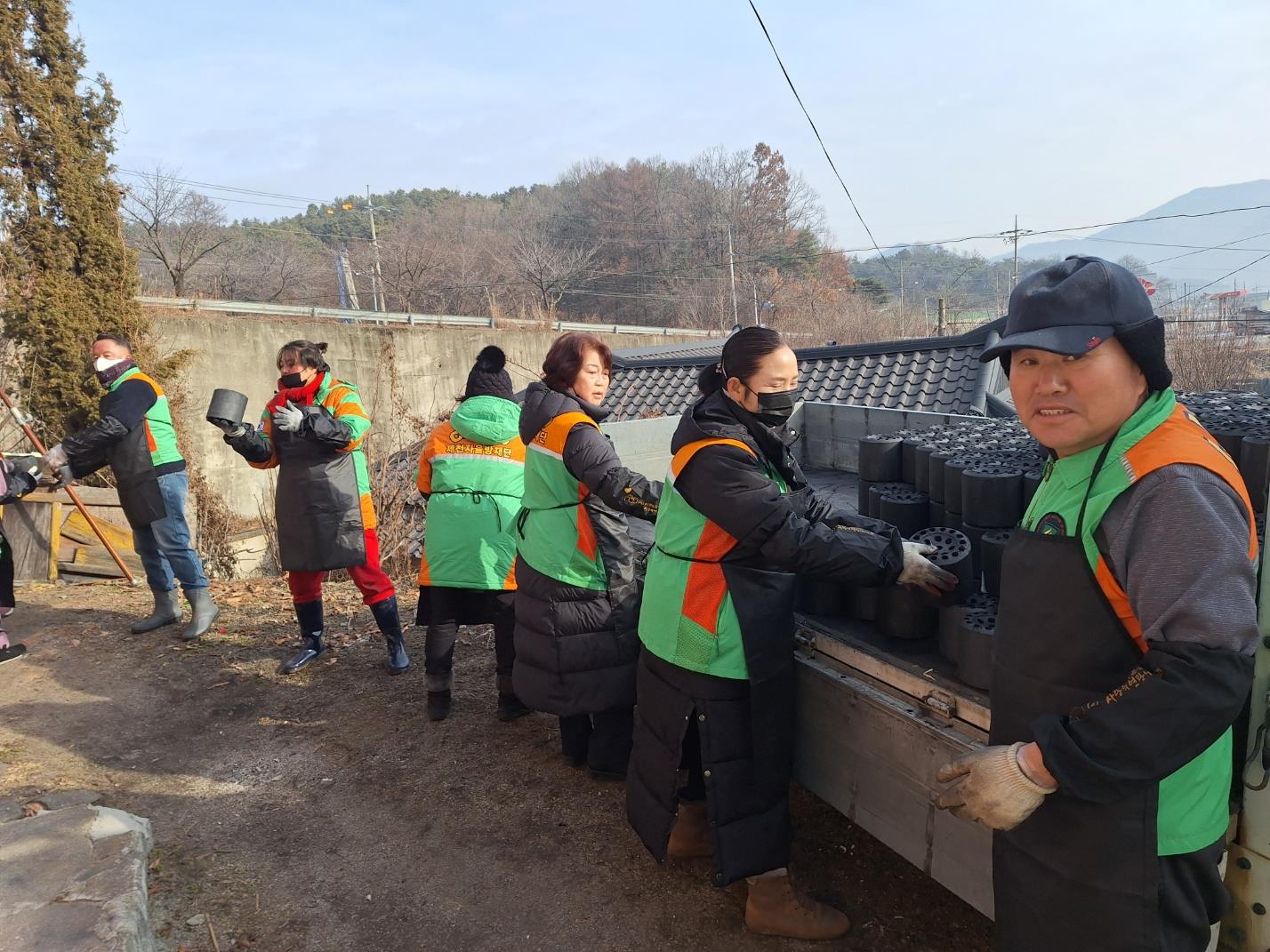 신백동 자율방재단, 에너지 취약계층에 연탄 2천장 나눔 봉사 이미지 2