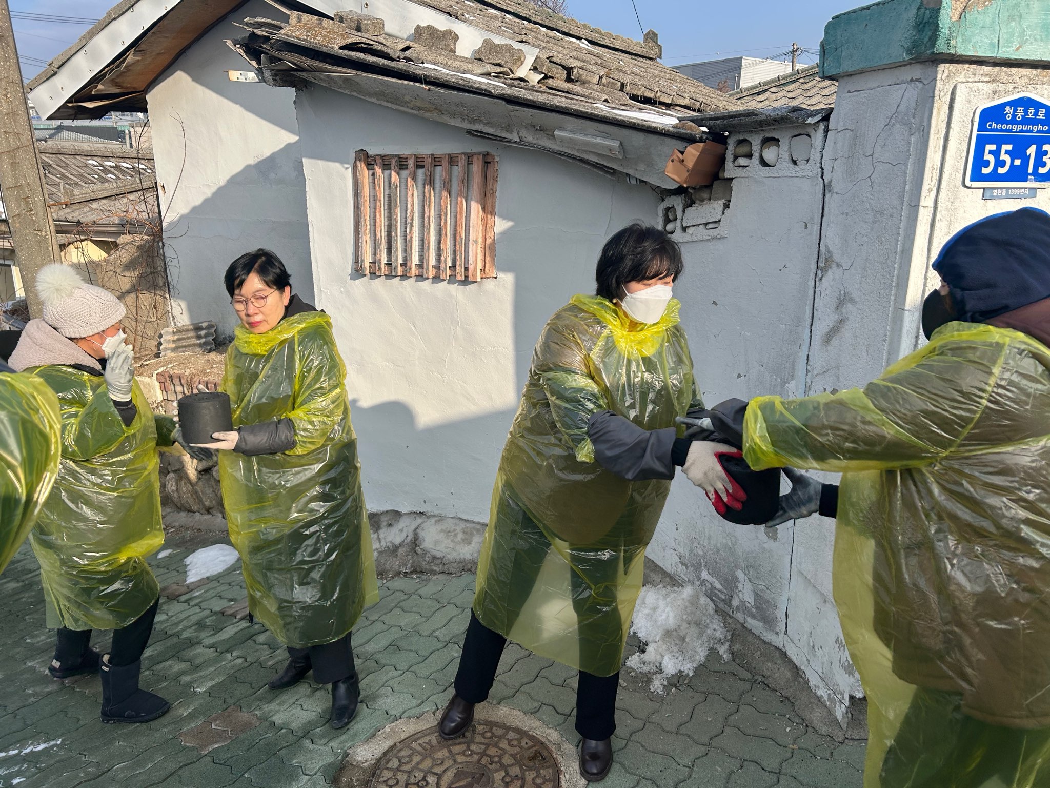 제천시사회복지협의회, 소외계층 위한 사랑의 연탄나누기 봉사활동 실시 이미지 2