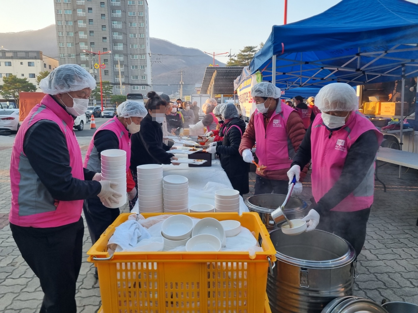 제천시종합자원봉사센터, 청송군 이재민들을 위한‘참! 좋은 사랑의 밥차’ 지원 이미지 1