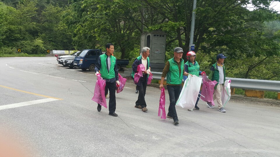 청풍면 새마을남녀지도자 계곡주변 청소 이미지 2