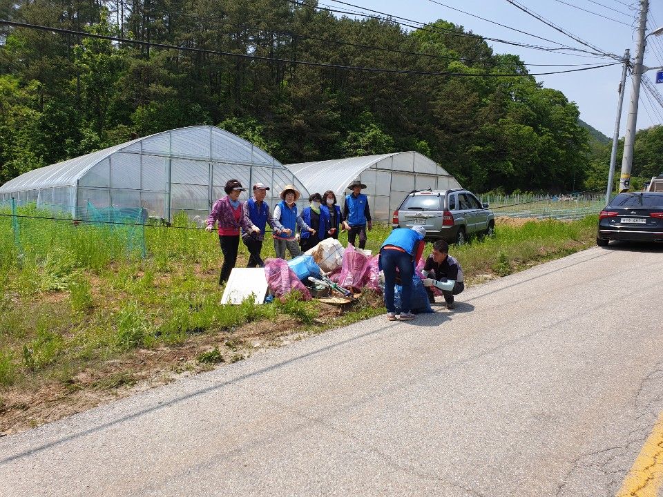 청풍면 바르게살기위원회 계곡청소 이미지 2