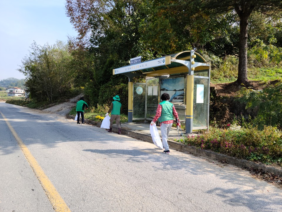 송학면남녀새마을협의회 관내 승강장 환경정비 이미지 2