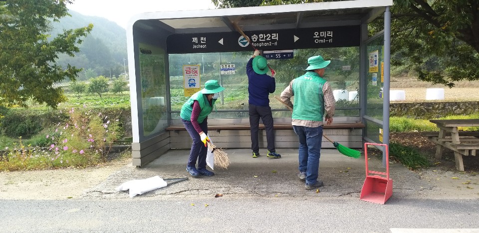 송학면남녀새마을협의회 관내 승강장 환경정비 이미지 3