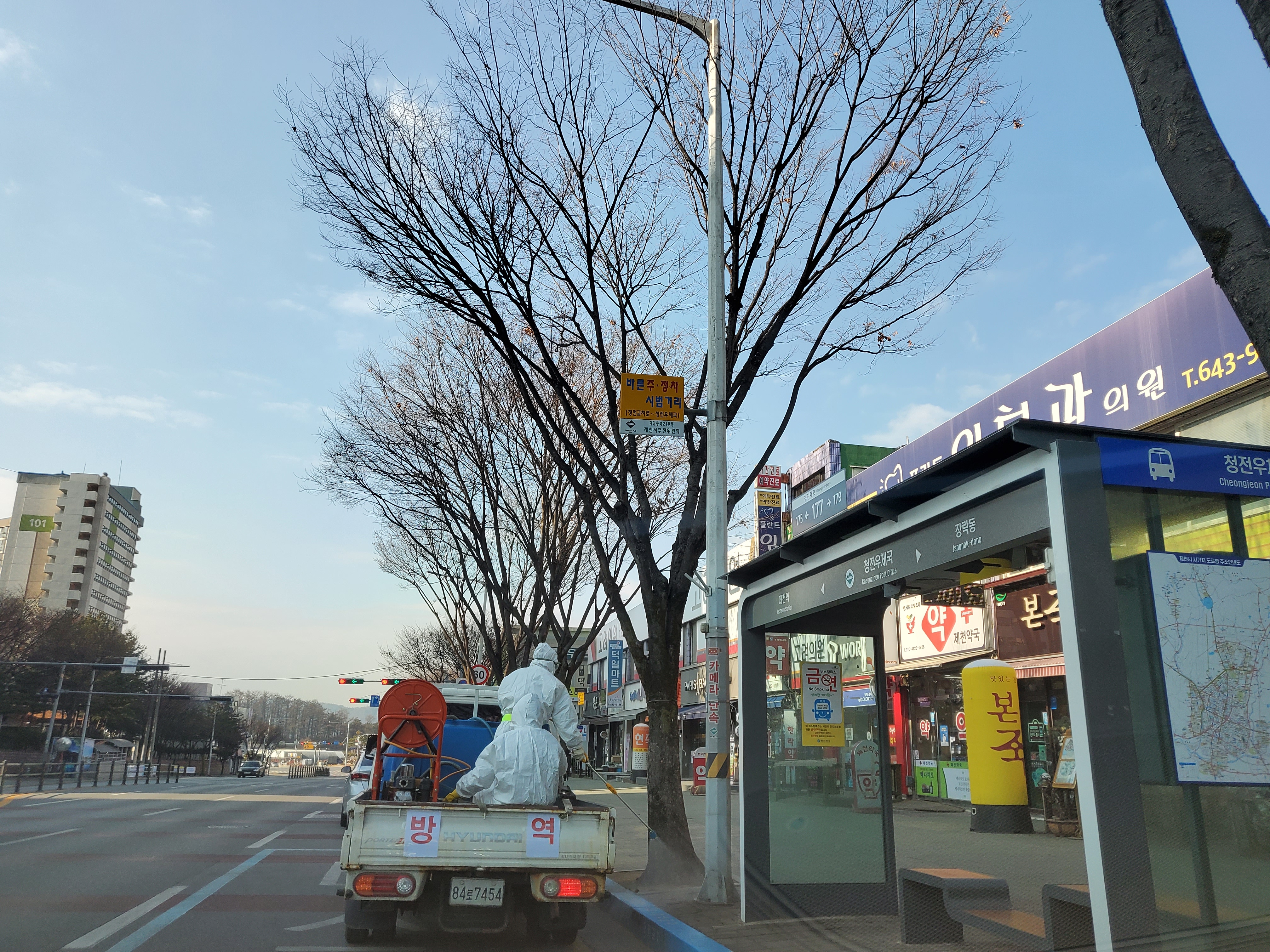 코로나19확산 방지를 위한 청전동 관내 일제방역 실시 이미지 2